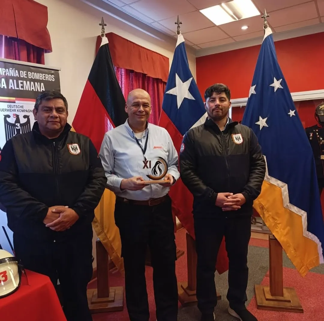 Imagen de Bomba Alemana entrega reconocimiento a APROCIN por apoyo en actividad institucional